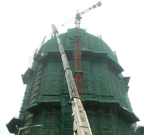 龙岩市吊车在工地上作业